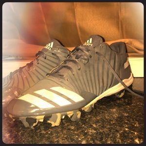 MOLDED BASEBALL CLEATS